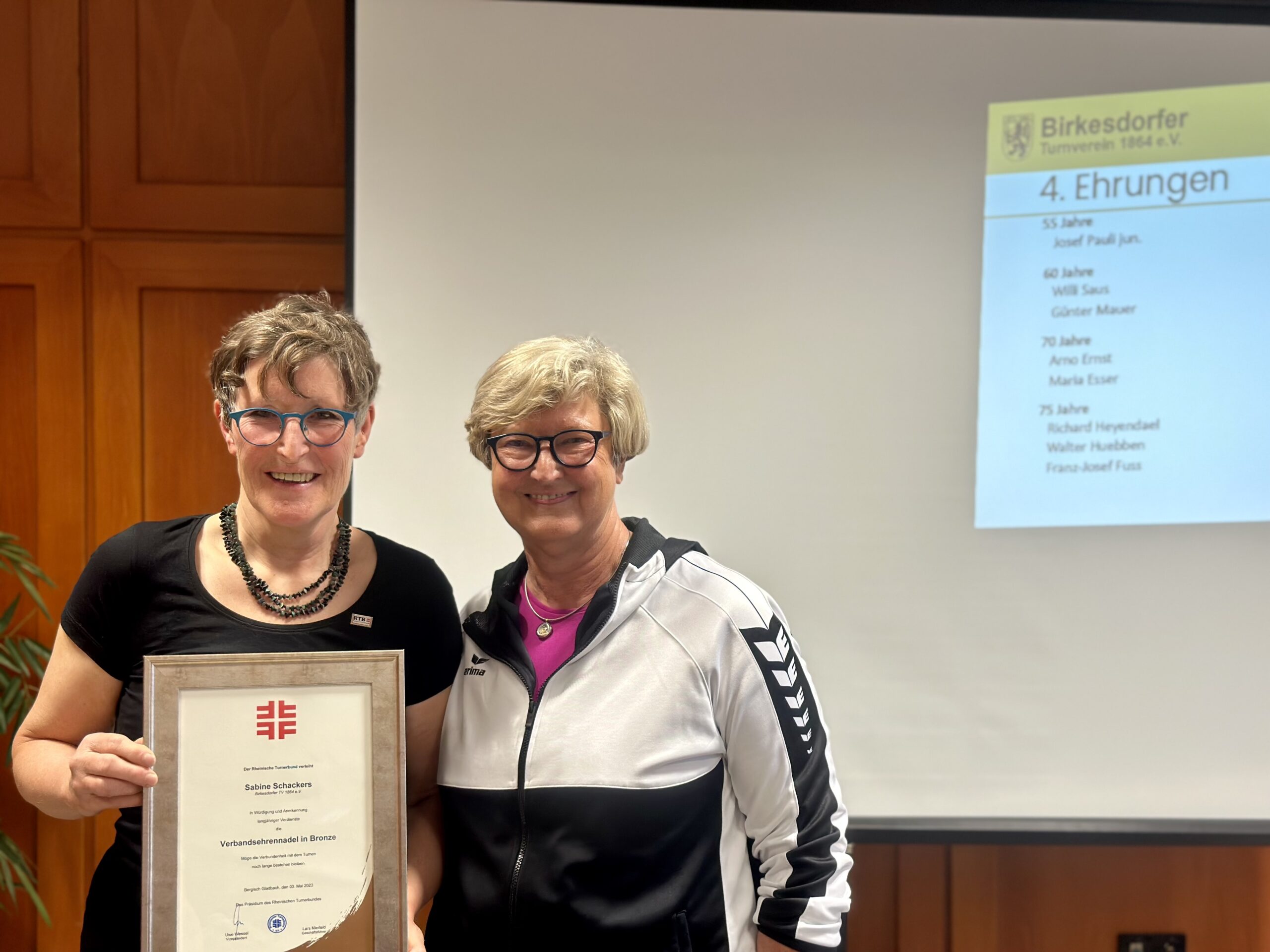 Sabine Schackers mit der Ehrennadel des Rheinischen Turnerbundes ausgezeichnet